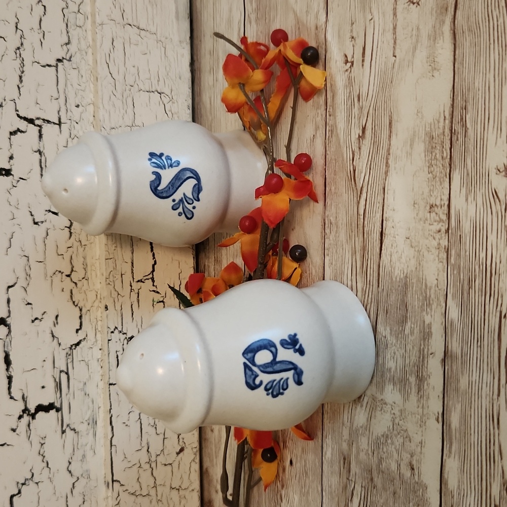 Pfaltzgraff Yorktowne Vintage Stonware Salt and Pepper Shakers Set